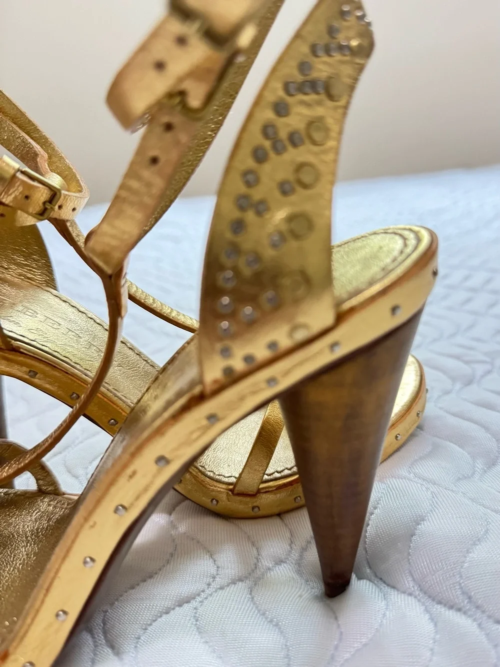 Burberry Hans 110 Runway Gold Leather T-Strap Sandals Heels EU 35